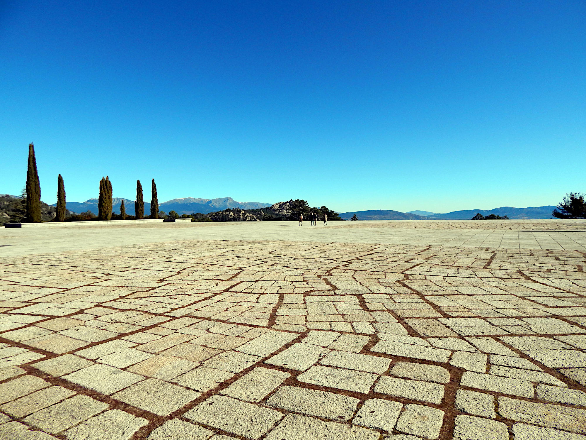Blick �ber den Aufmarschplatz in die Sierra de Guadarrama