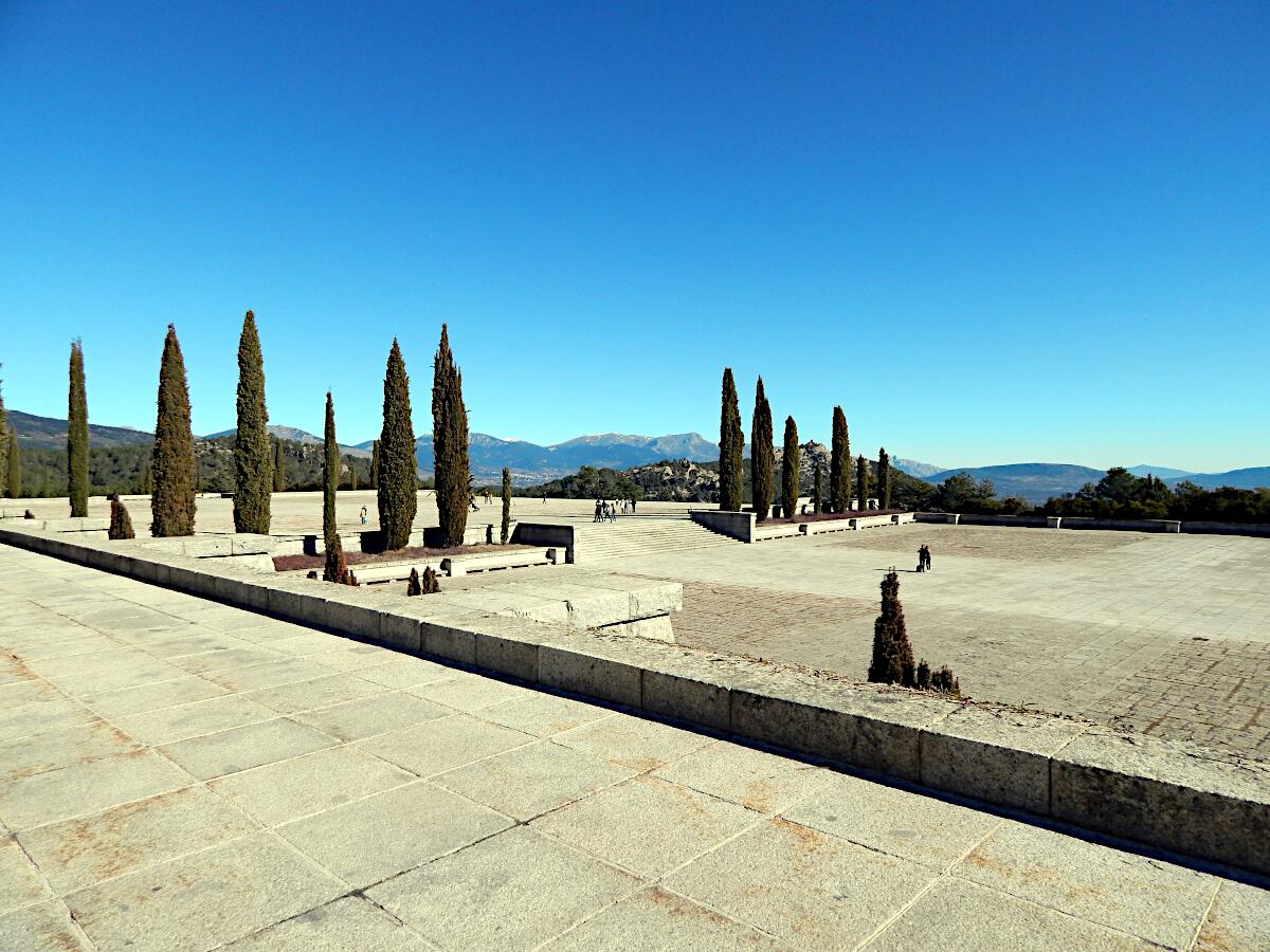 Blick �ber den Aufmarschplatz in die Sierra de Guadarrama