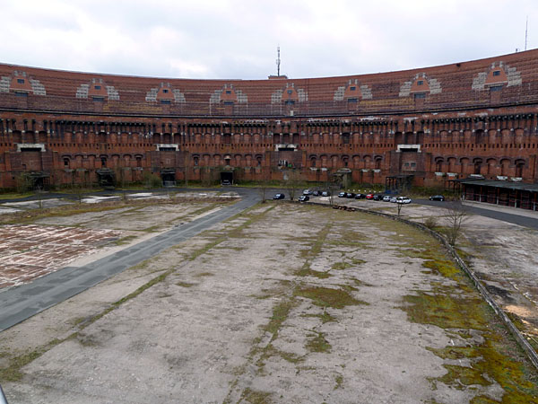 Kongresshalle - Innenhof (gr��ter erhaltener NS-Monumentalbau)