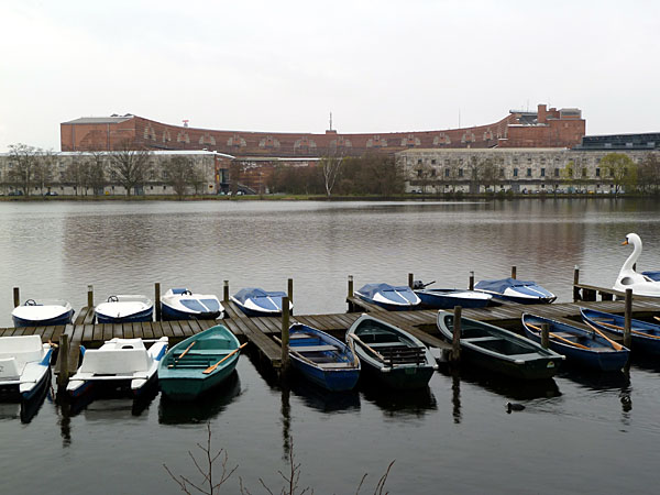Kongresshalle mit gro�em Dutzendteich