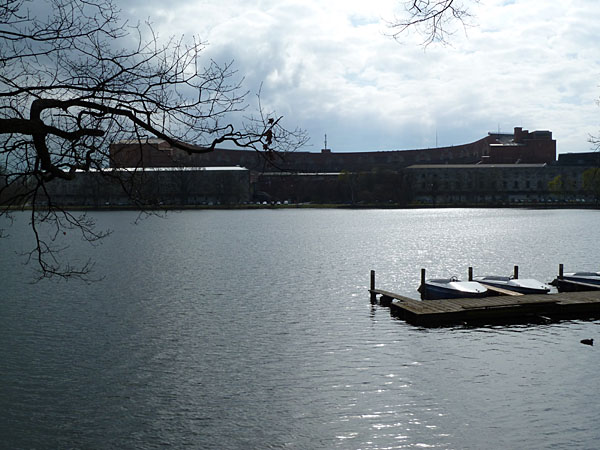 Kongresshalle mit gro�em Dutzendteich