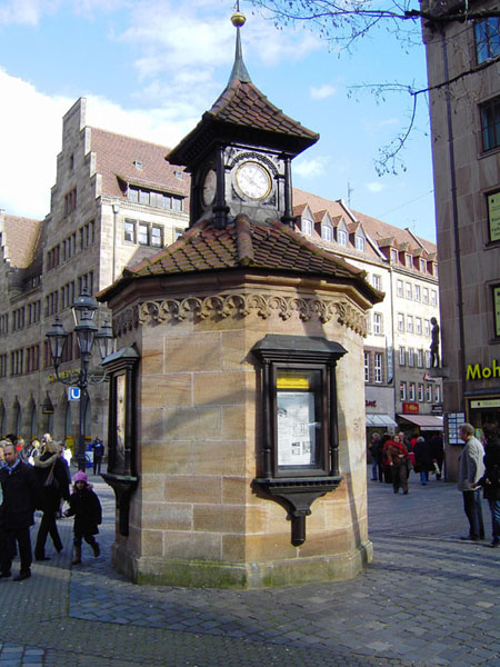 Uhrt�rmchen vor der Lorenzkirche