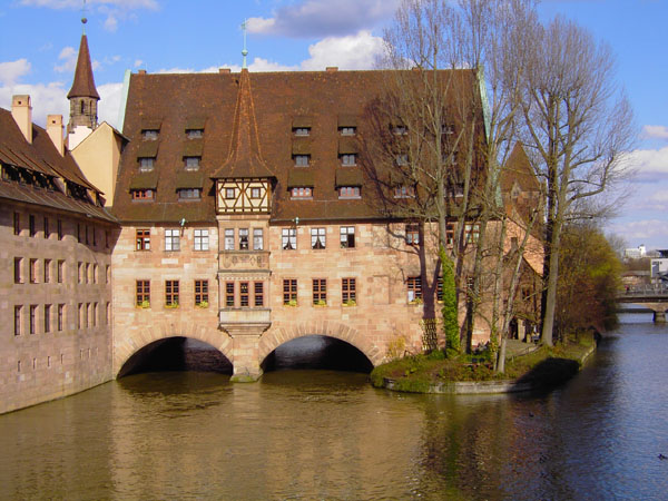Pegnitz mit Heilig-Geist-Spital (ab 1332; Rekonstr. 1951-53)