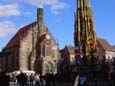 Frauenkirche (14.-16. Jh.) - rechts Sch�ner Brunnen