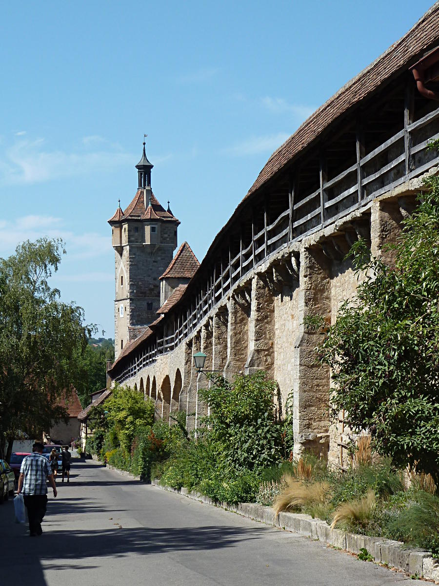 Stadtmauer mit Wehrgang (14. Jh.) - im Hintergrund Klingentor