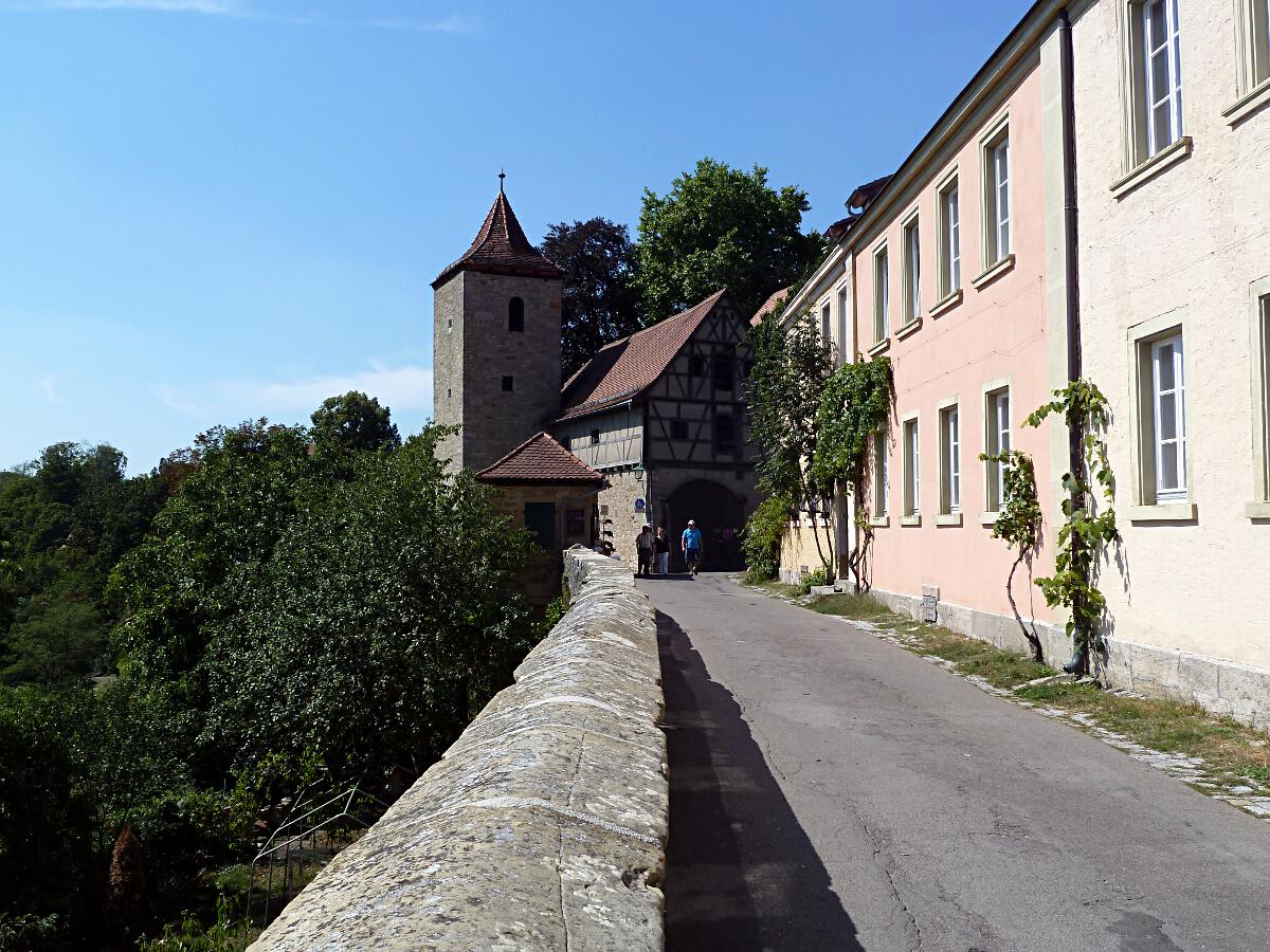 Burggasse - mit Stadtmauer zur Tauber