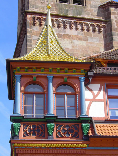 Rathaus (ab 1528) - Chrlein mit vergoldetem Dach