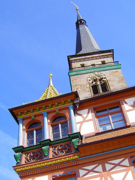 Rathaus (ab 1528) - Chrlein mit vergoldetem Dach (Turm der ev. Stadtkirche im Hintergrund)