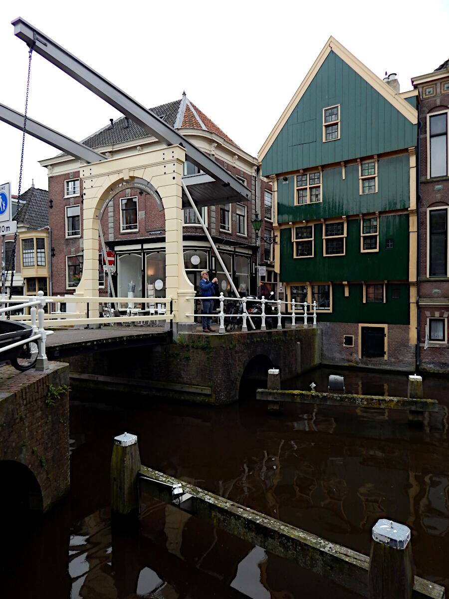 Huis Met de Kogel - Wohn- und Geschftsgebude (16. Jh.) mit Appelsteegbrug