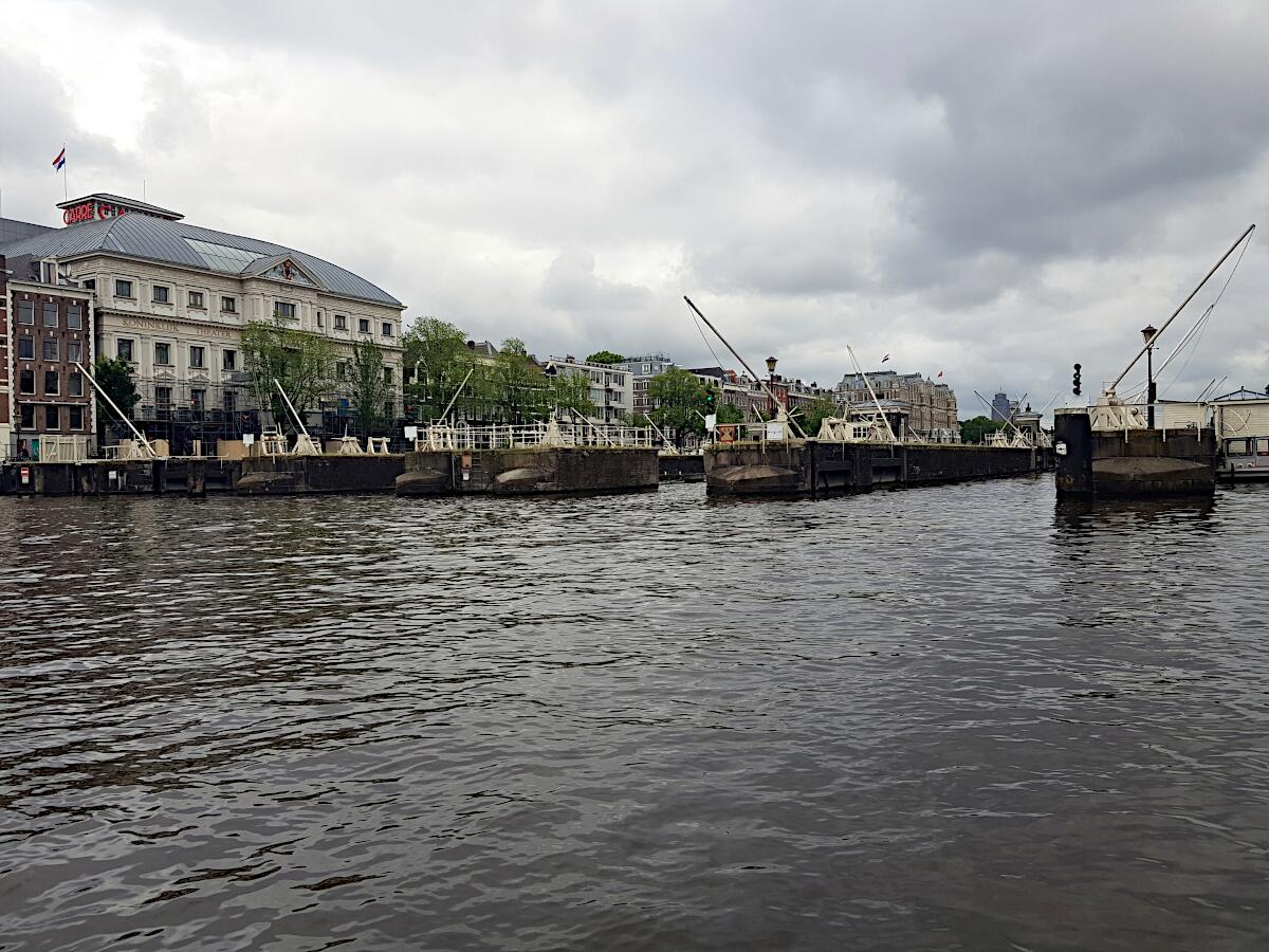 Koninklijk Theater Carr� (1887) und Amstelsluizen (1673; 19. Jh.)