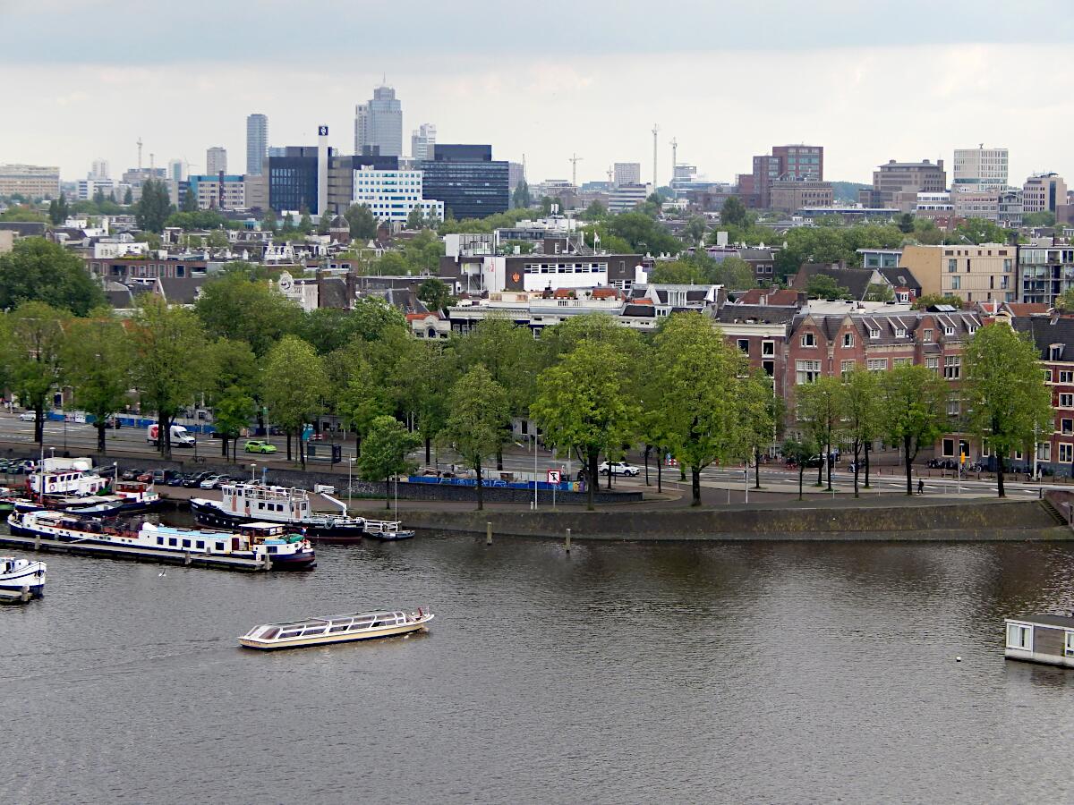 Prins Hendrikkade, Universiteit, Rembrandt Toren (150 m)