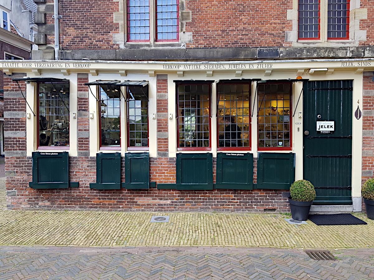 Lepelstraat 4 - Ladenvorbau an der Vleeshal (1603)