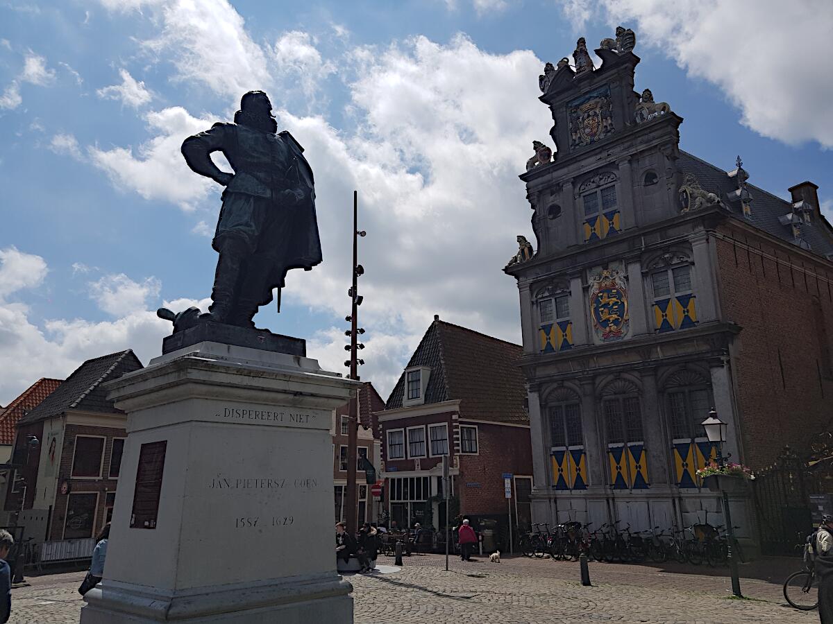 Roode Steen - Statencollege (1632) und Denkmal Jan Pieterszoon Coen (1893)