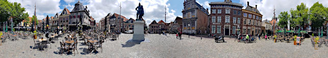 Roode Steen - Waag (ab 1609), Denkmal Jan Pieterszoon Coen (1893), Statencollege (1632)