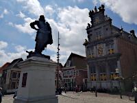 Roode Steen - Statencollege (1632) und Denkmal Jan Pieterszoon Coen (1893)