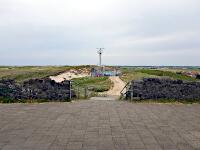 Uitzichtpunt Zanddijk - Blick zum Bunkermuseum (ehem. Seezielbatterie Zanddijk mit Gesch�tzbunkern M219; 1944-45)