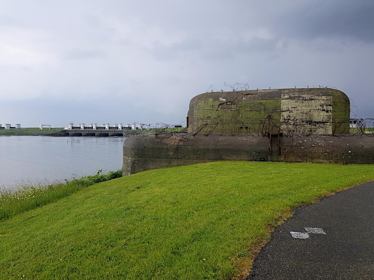 Kazemat V (1933) - im Hintergrund Lorentzsluizen (1928-32)