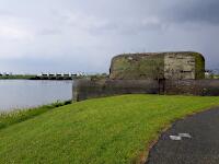 Kazemat V (1933) - im Hintergrund Lorentzsluizen (1928-32)