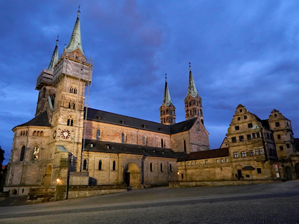 Bamberger Dom St. Peter und St. Georg (1004-1237) - Nordansicht mit Alter Hofhaltung (15. Jh.)