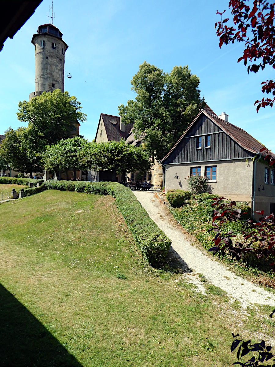 Altenburg (ab 1109) - Innenhof mit Bergfried