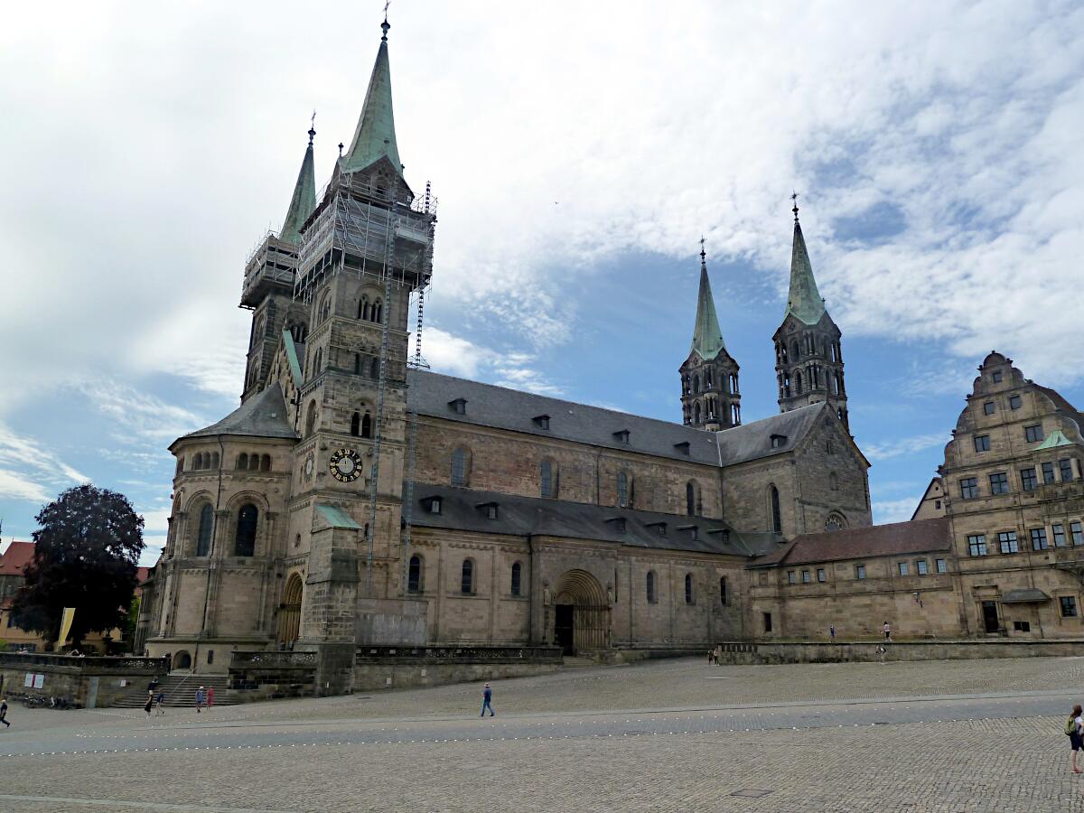 Bamberger Dom St. Peter und St. Georg (1004-1237) - Nordansicht mit Alter Hofhaltung (15. Jh.)
