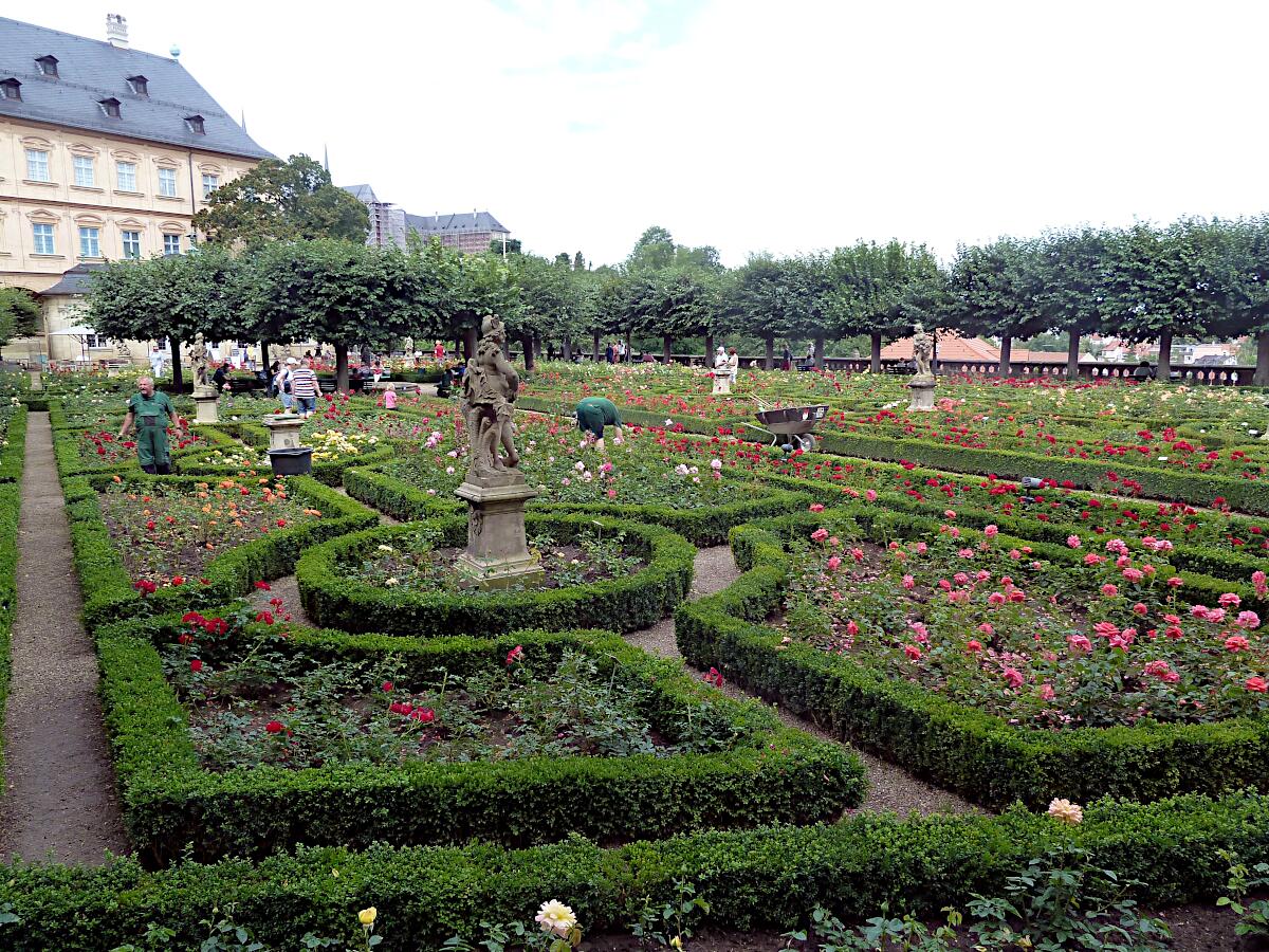 Neue Residenz (ab 1602, 1697-1703) - Rosengarten (1733)