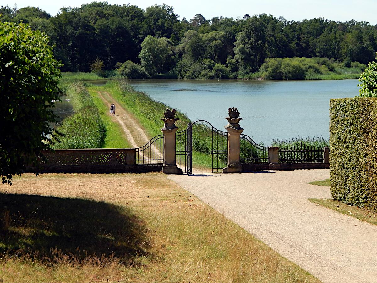 Schloss Seehof - Schlosspark (im Hintergrund Altsee)