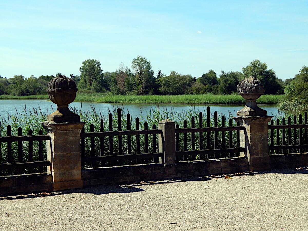 Schloss Seehof - Schlosspark (im Hintergrund Altsee)