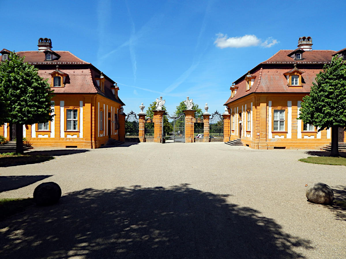 Schloss Seehof - Schlosspark mit Westtor