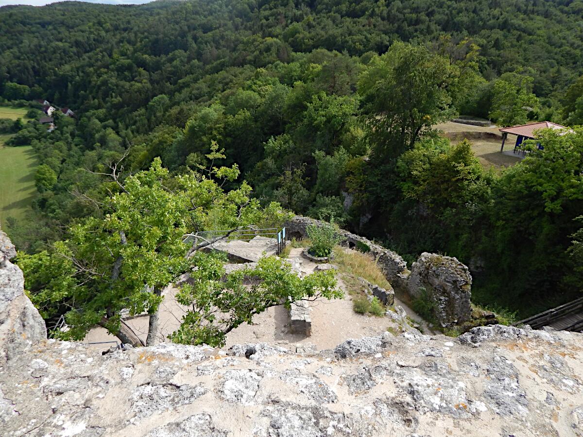 Burgruine Neideck - Innenhof Kernburg, Halsgraben und innere Vorburg