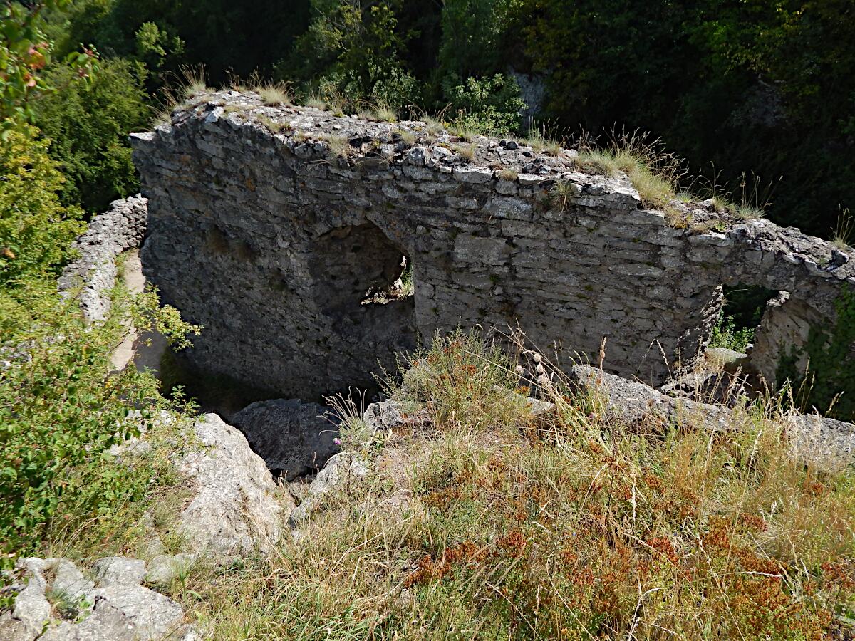 Burgruine Neideck - S�dwestmauer Kernburg mit Halsgraben