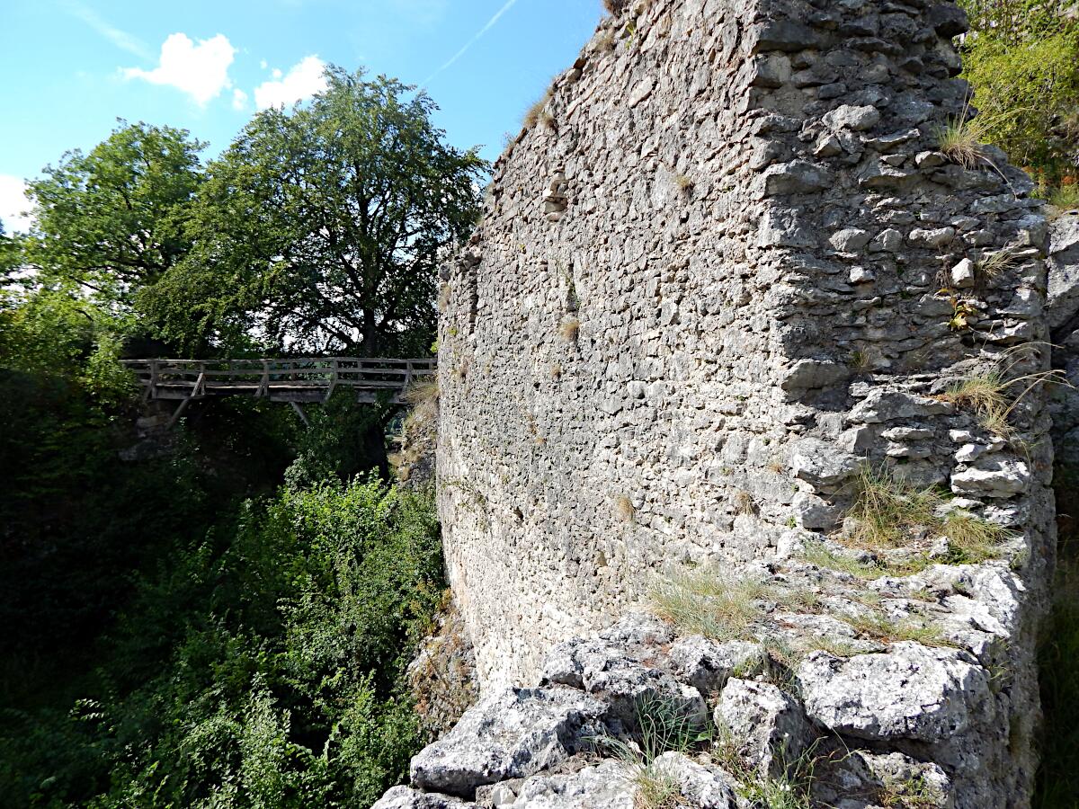 Burgruine Neideck - S�dwestmauer Kernburg mit Halsgraben