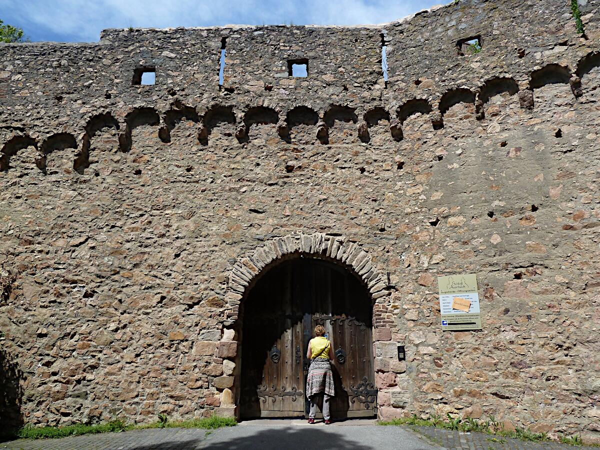 Schloss Auerbach (ab 1222) - Ringmauer mit Eingang (Sdseite)