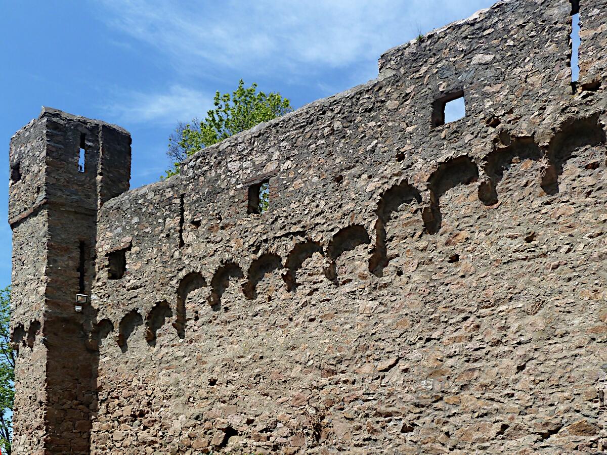 Schloss Auerbach (ab 1222) - Ringmauer (Sdseite)