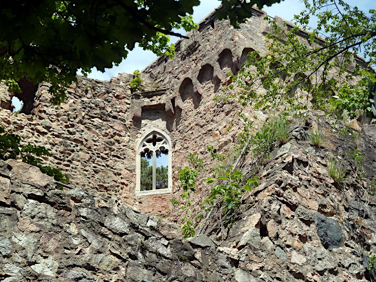 Schloss Auerbach (ab 1222) - Schlosskapelle mit Sdfenster