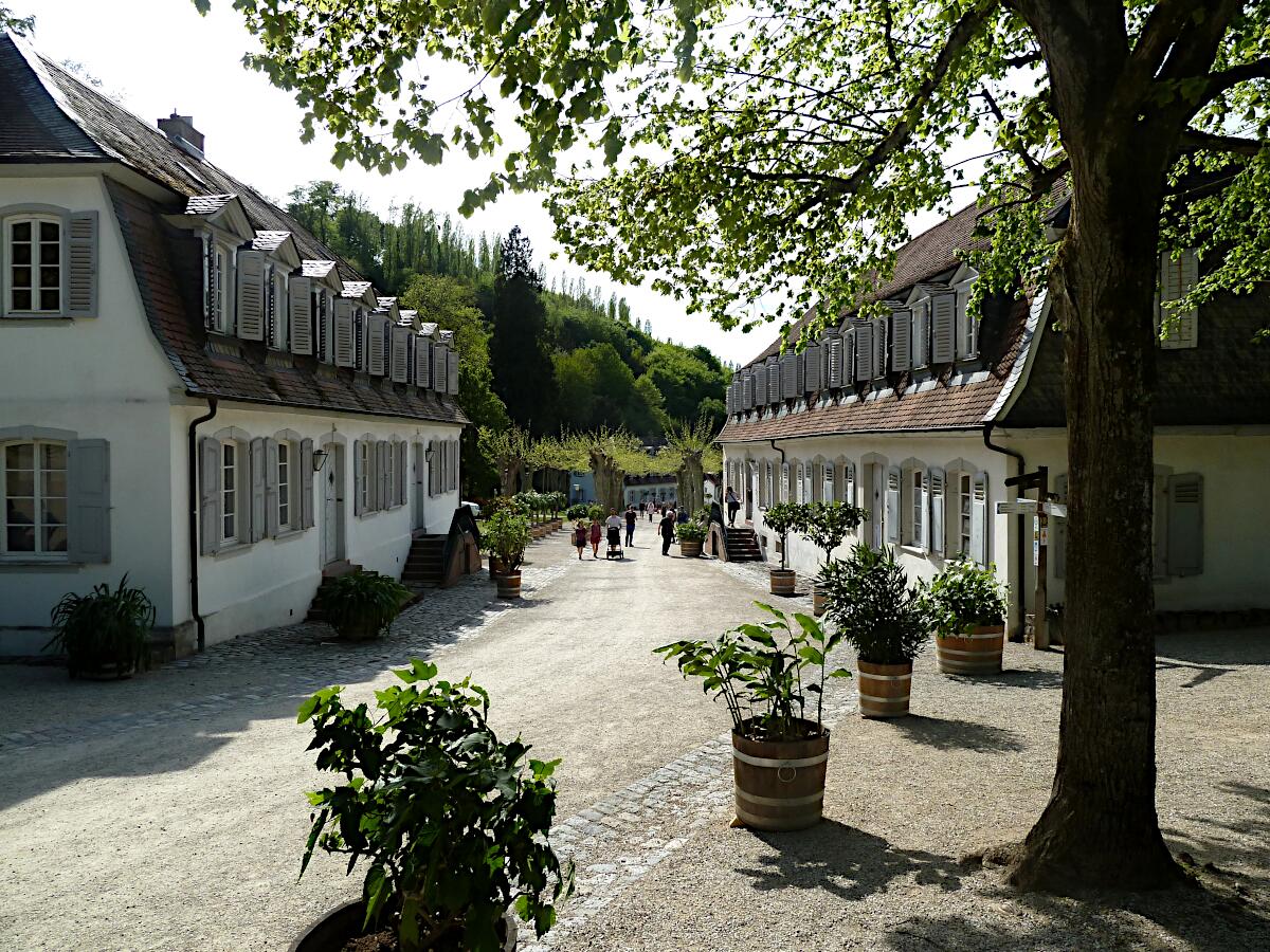 Staatspark Frstenlager - Dorfstrae mit Prinzen- und Damenbau (179092)