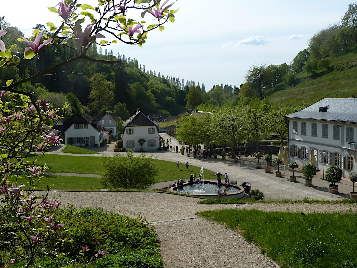 Staatspark Frstenlager - Dorfstrae mit Kchenbau (1783-87), Prinzenbau, Damenbau und Herrenhaus (jew. 179092)