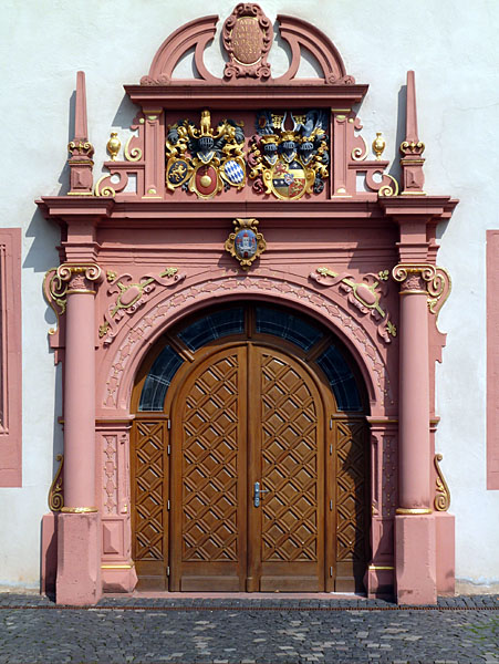 Historisches Rathaus (1605) - S�ulenportal