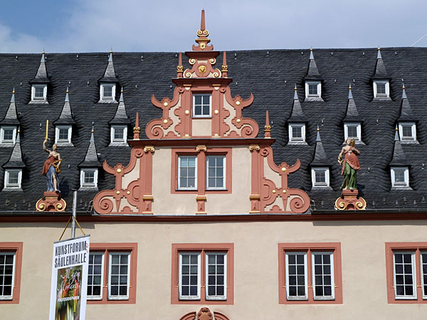Historisches Rathaus (1605) - Satteldach mit Zwerchgiebel