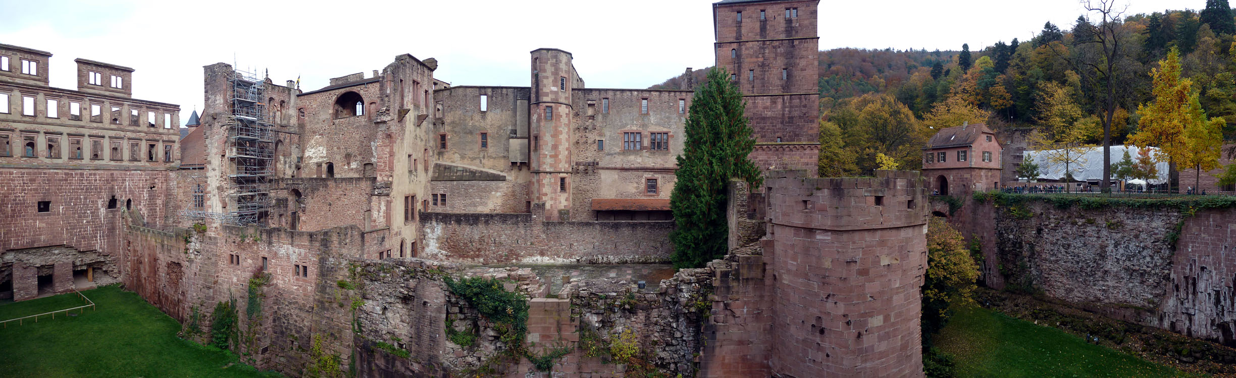 Heidelberger Schloss (ab Anfang 13. Jh.) - Westansicht mit Elisabethenbau, Bibliotheksbau (um 1520), Ruprechtsbau, Torturm (1531-41) und Seltenleer