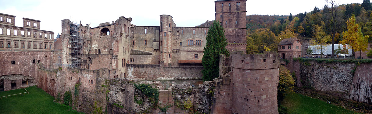 Heidelberger Schloss (ab Anfang 13. Jh.) - Westansicht mit Elisabethenbau, Bibliotheksbau (um 1520), Ruprechtsbau, Torturm (1531-41) und Seltenleer