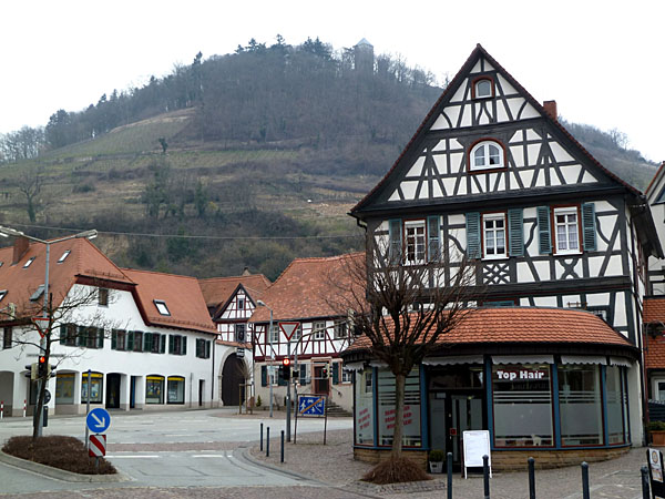 Graben - im Hintergrund Schlossberg mit Starkenburg (1065)