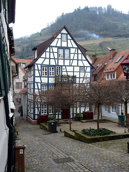 Johannisgasse - im Hintergrund Schlossberg mit Starkenburg (1065)