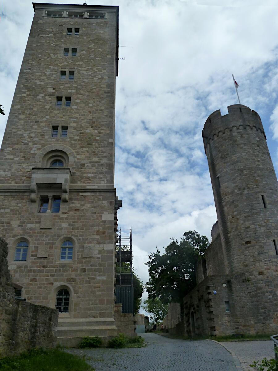 Starkenburg (ab 1065) - neuer Bergfried (1928-30) und Sdwestturm (1964)