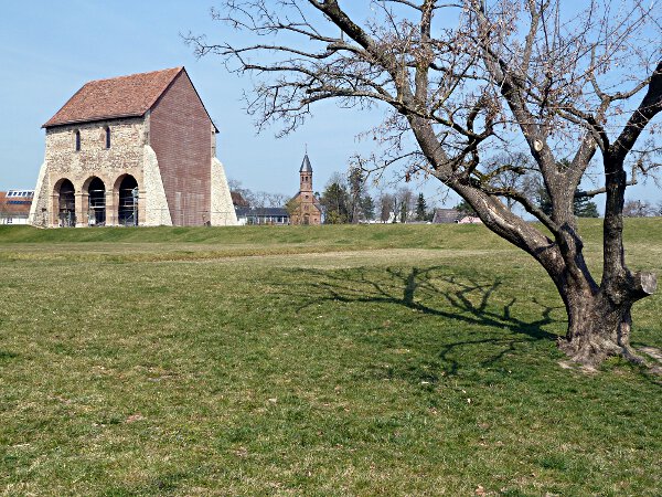 Klosterh�gel mit Basilikafragment