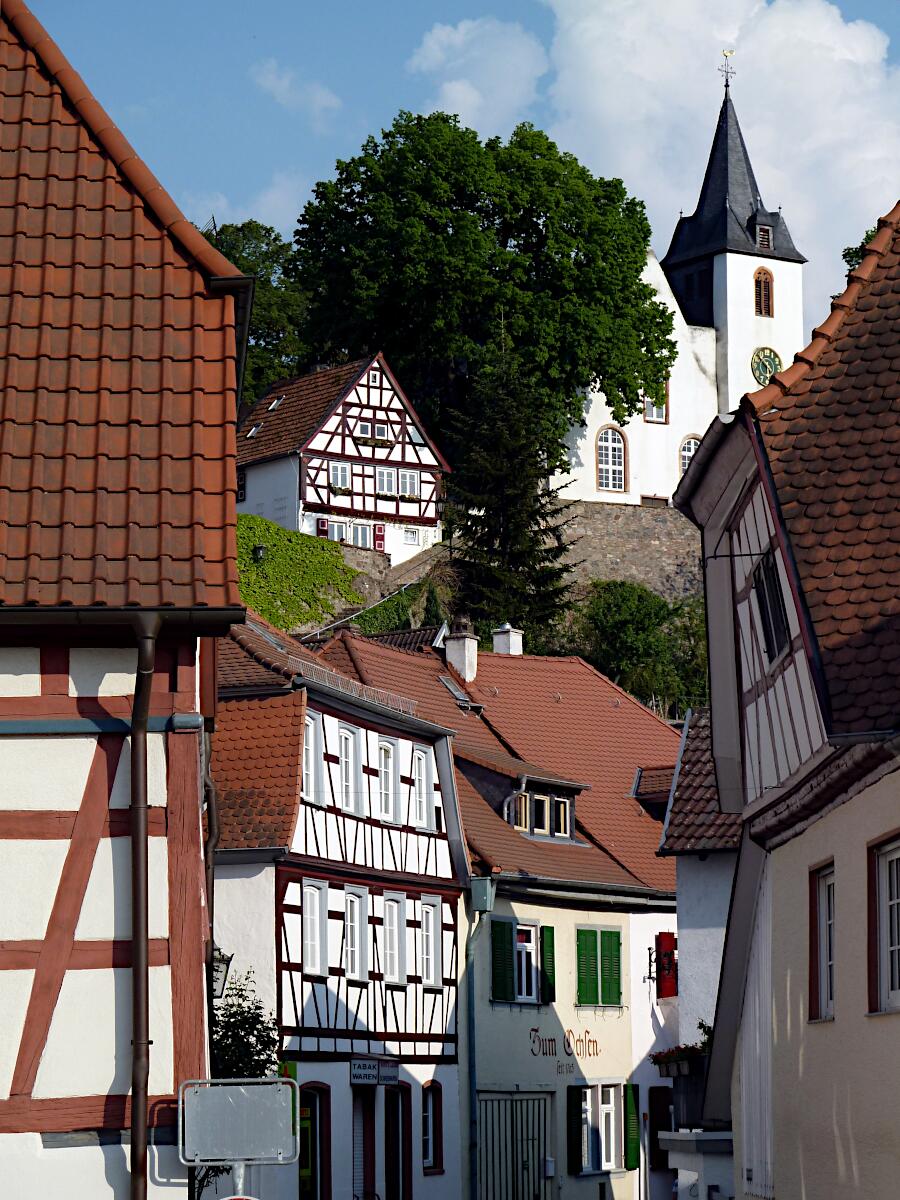 Obergasse - im Hintergrund Bergkirche Zwingenberg (ab 1258)