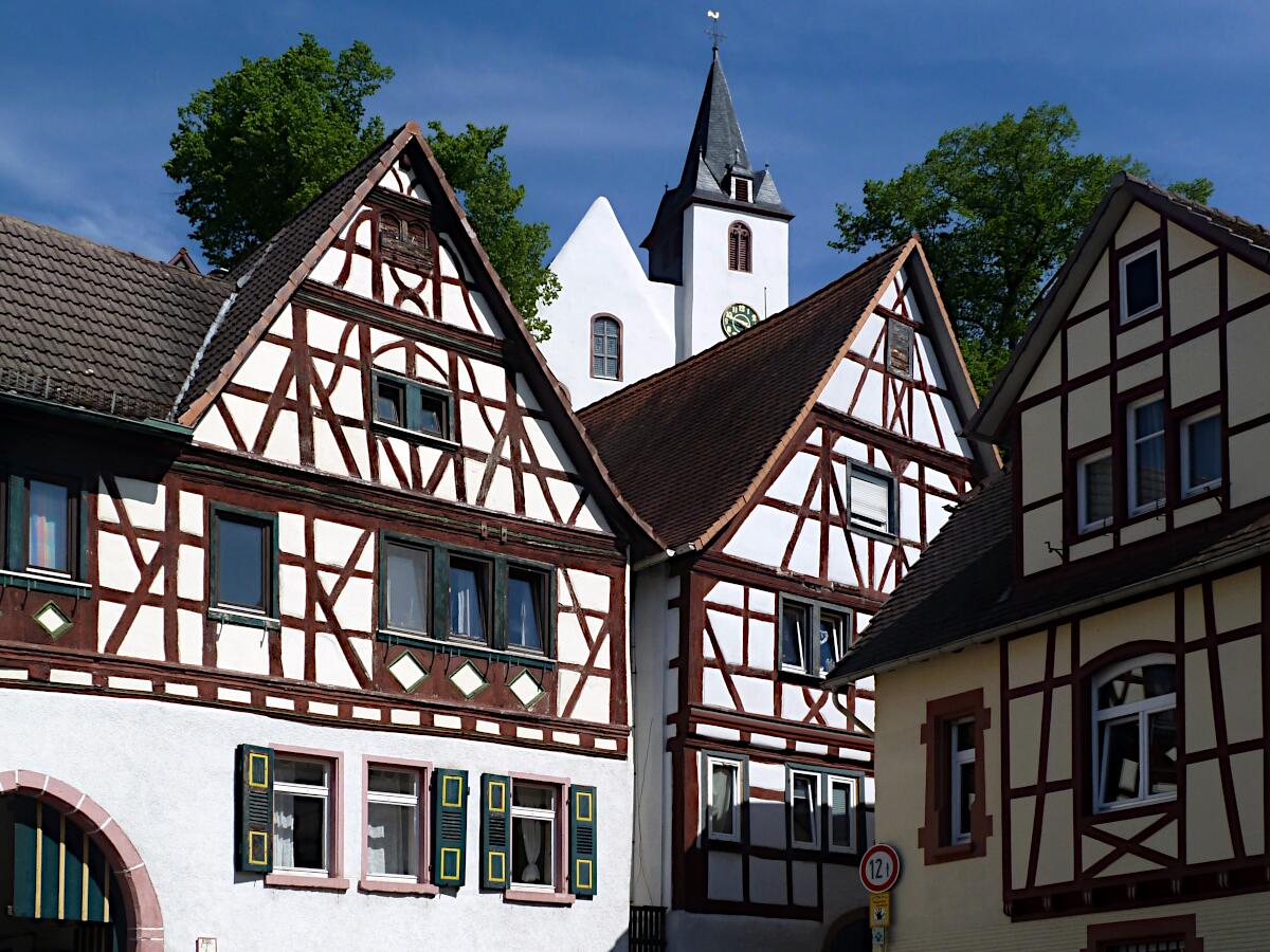 Am Groen Berg - im Hintergrund Bergkirche Zwingenberg (ab 1258)