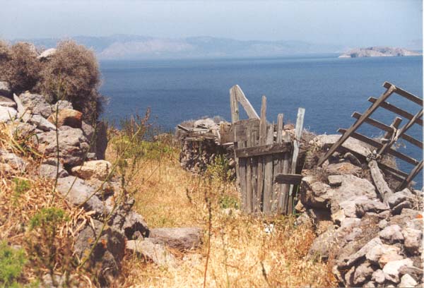 Auf dem Kastélli-Hügel (im Hintergrund Ikaría)