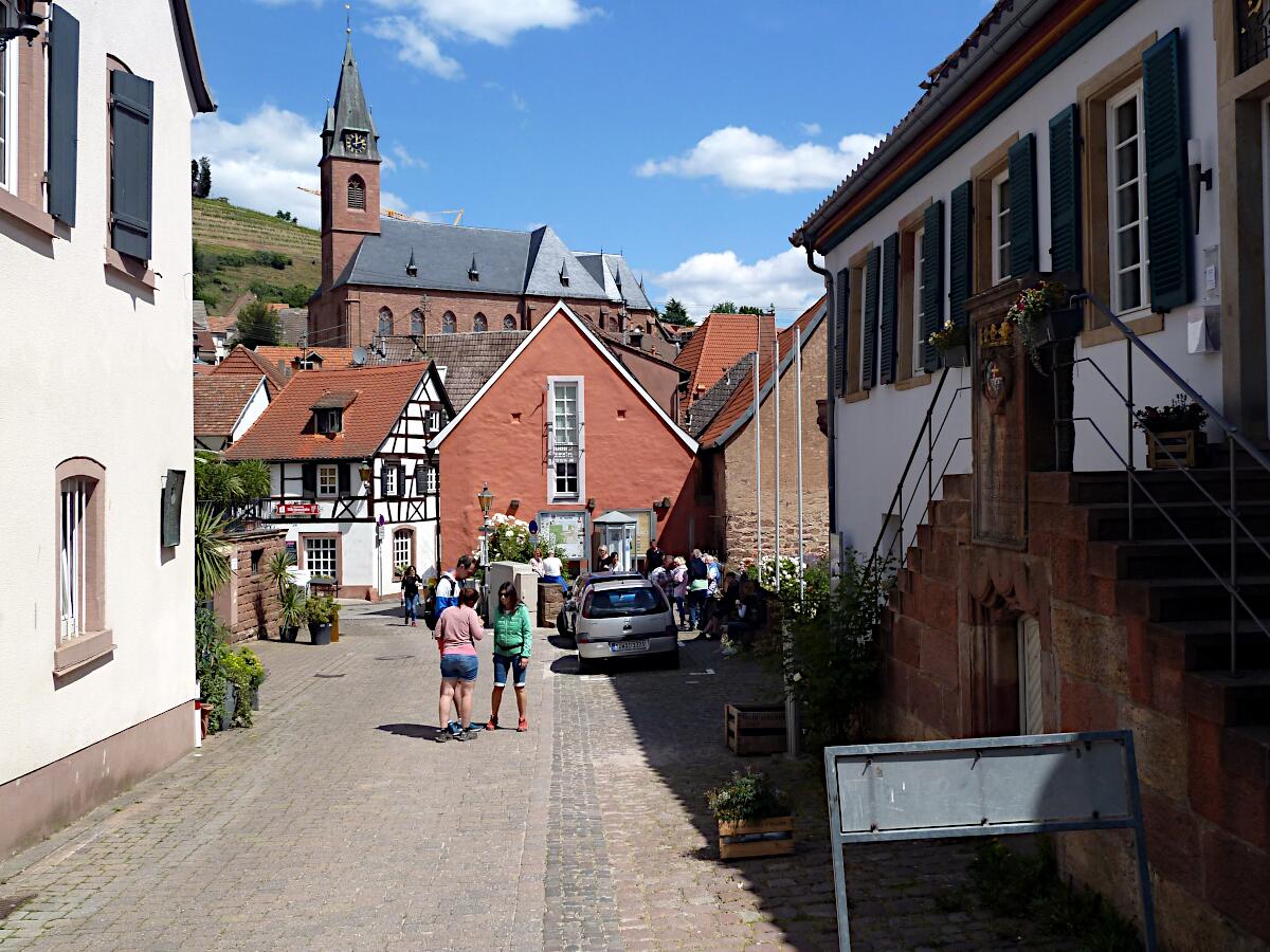 Kellereistrae - im Hintergrund Pfarrkirche St. Martin