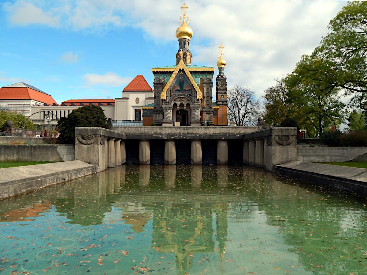 Mathildenhhe - Lilienbecken (1914) und Russische Kapelle (1897-99)